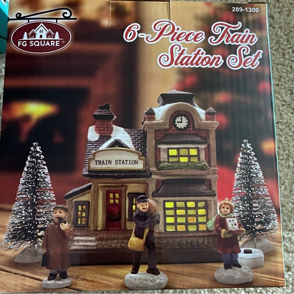 6 piece train station Christmas village set - Picture 4 of 6